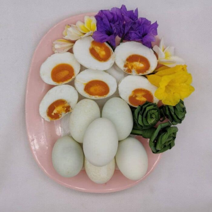 ไข่เค็มพอกดินจอมปลวก จำนวน 6 ฟอง ตรา บ้านจอมแจ้ง - รูปภาพ 4