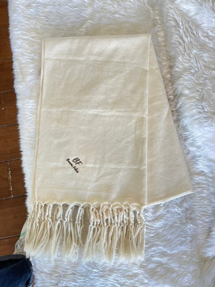 ผ้าคลุมไหล่จากใยกล้วย (สีครีม) ตรา BF Banana Fabric