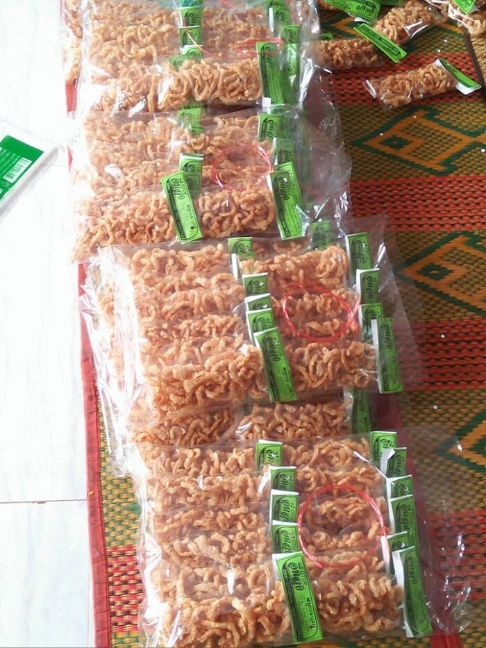 แคบหมู หมูกระจก ห่อเล็ก (12 ห่อ) ตรา อิ่มสุข