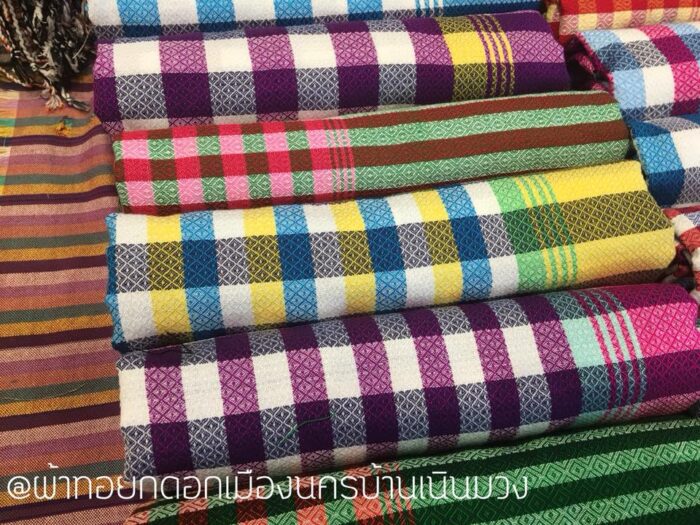 ผ้าทอยกดอก ลายสก๊อต เมืองนครศรีธรรมราช ตรา กลุ่มทอผ้าบ้านเนินมวง