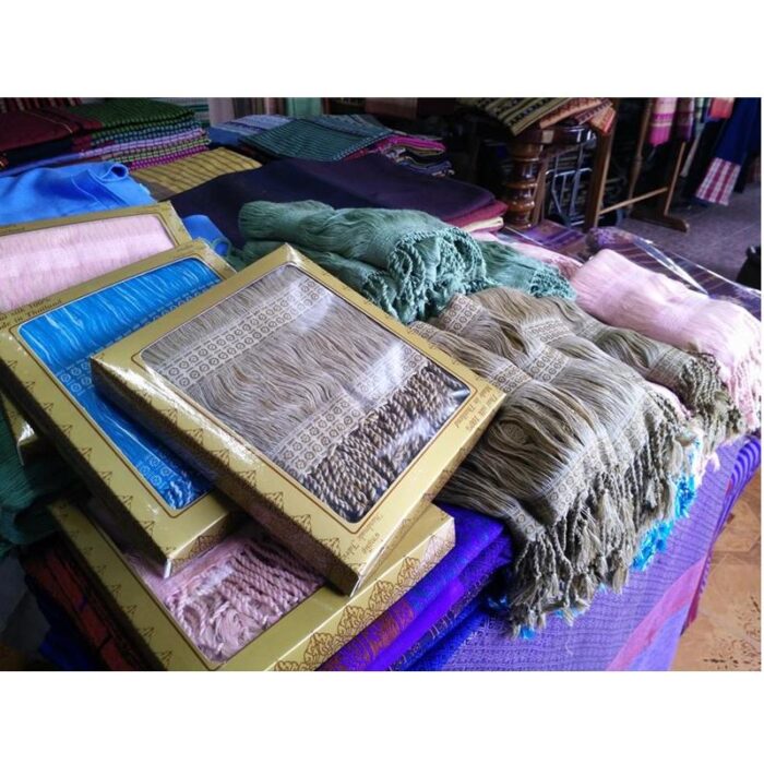 ผ้าพันคอ (คลุมไหล่ได้) ผ้าทอมือลายมุก ขนาดกว้าง 27 นิ้ว ยาว 1.80 เมตร ตรา บานเย็นผ้าทอ - Image 5